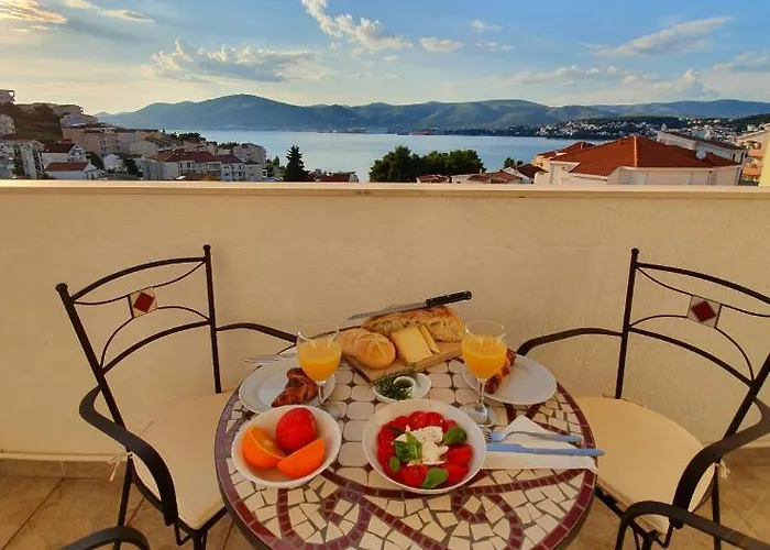 Penthouse Duplex Anna - 4 Bed 3 Bath - Seaview - Free Parking - And Restaurants 250m - Ciovo And - 15 Minutes To Airport Lägenhet *